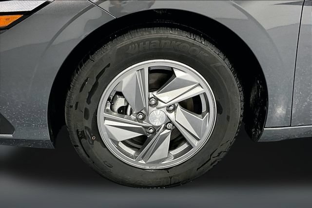 Used 2025 Hyundai Elantra SE FWD image 29