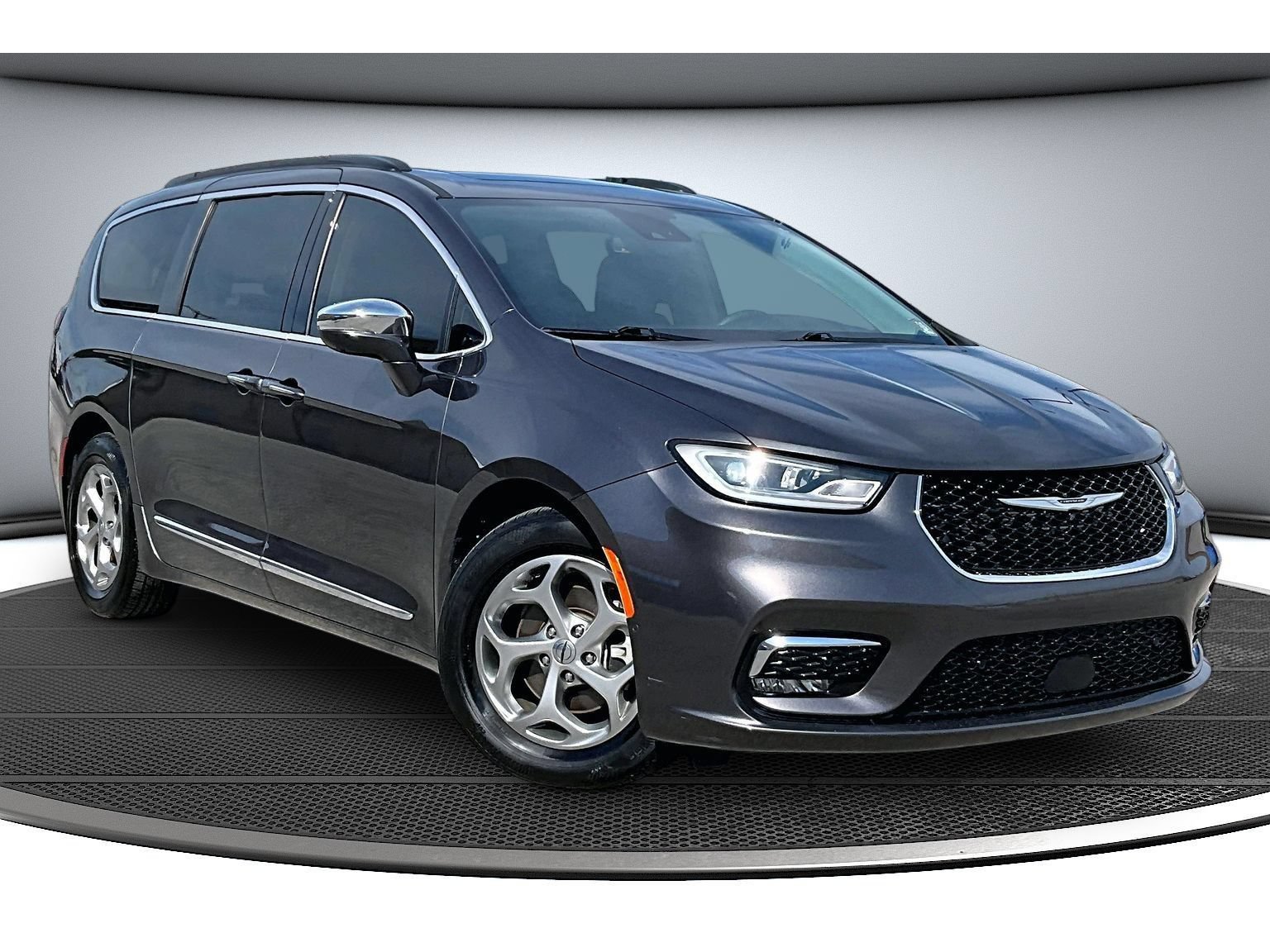 Used 2022 Chrysler Pacifica Limited FWD image 2