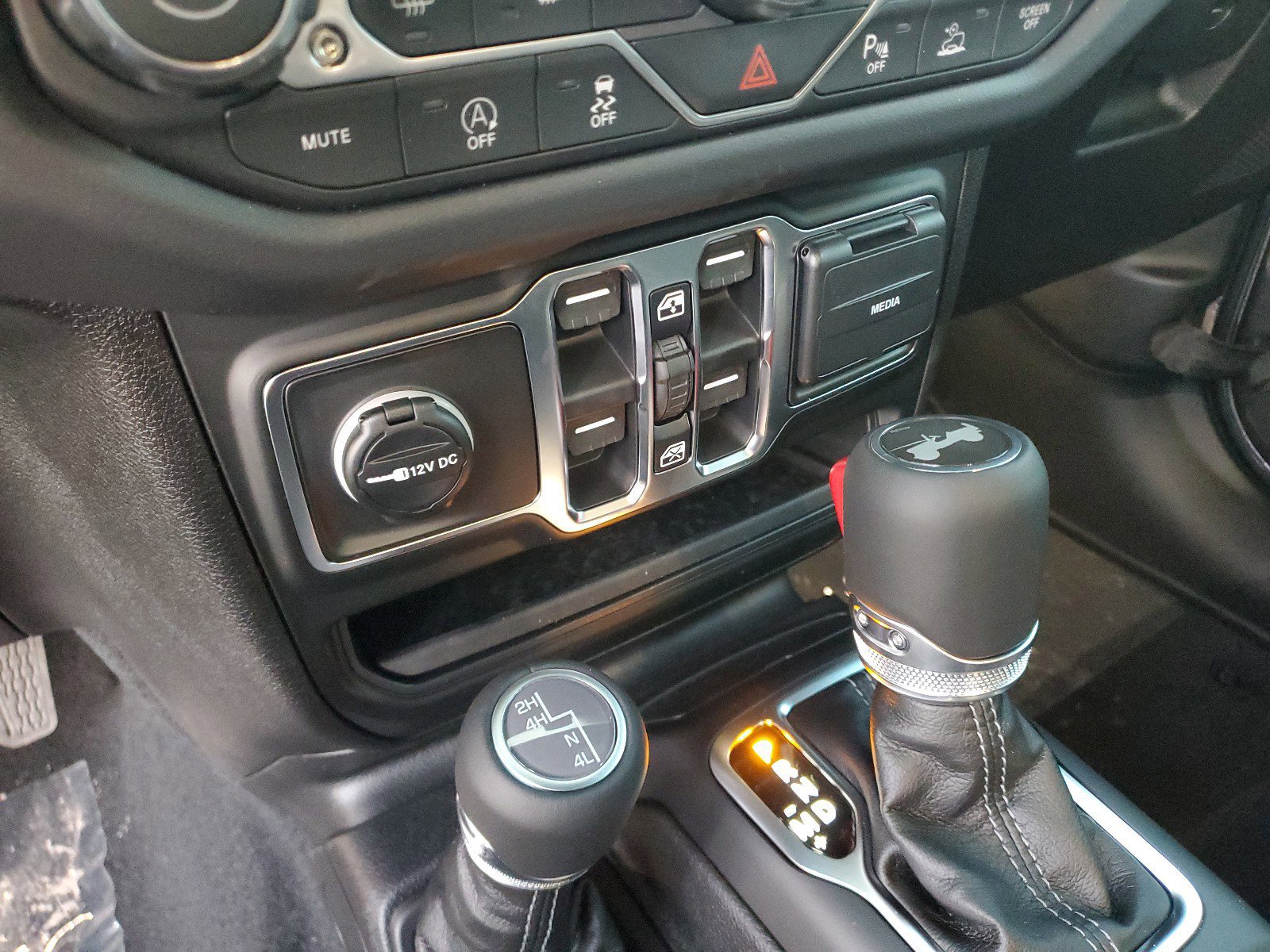 New 2026 Jeep Wrangler Unlimited Sahara w/ Safety Group AWD/4WD image 29