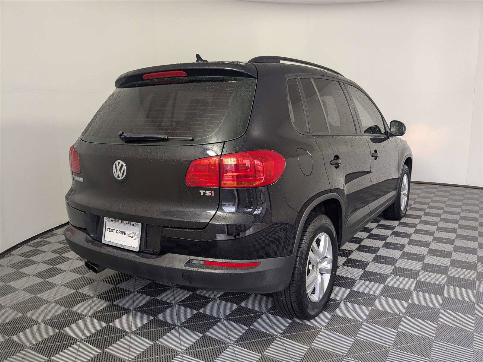 Used 2017 Volkswagen Tiguan S image 5
