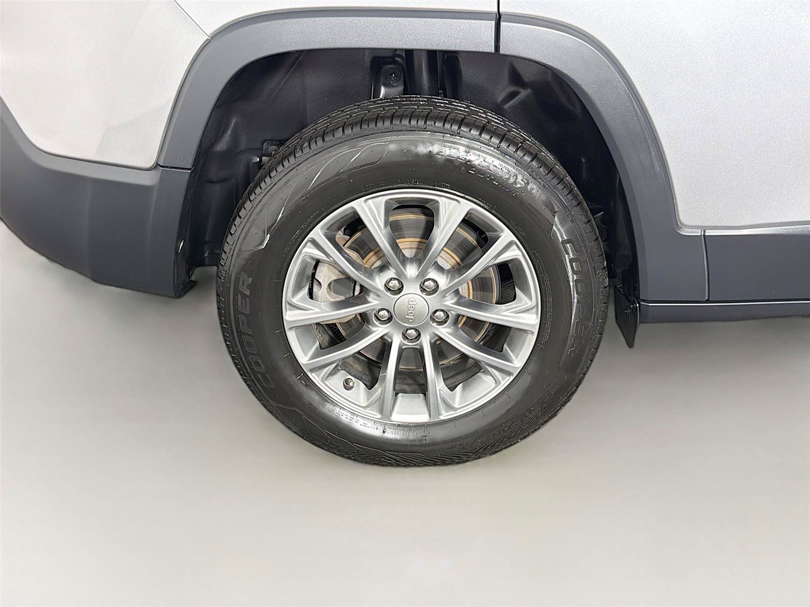 Used 2020 Jeep Cherokee Latitude Plus w/ Comfort/Convenience Group AWD/4WD image 32