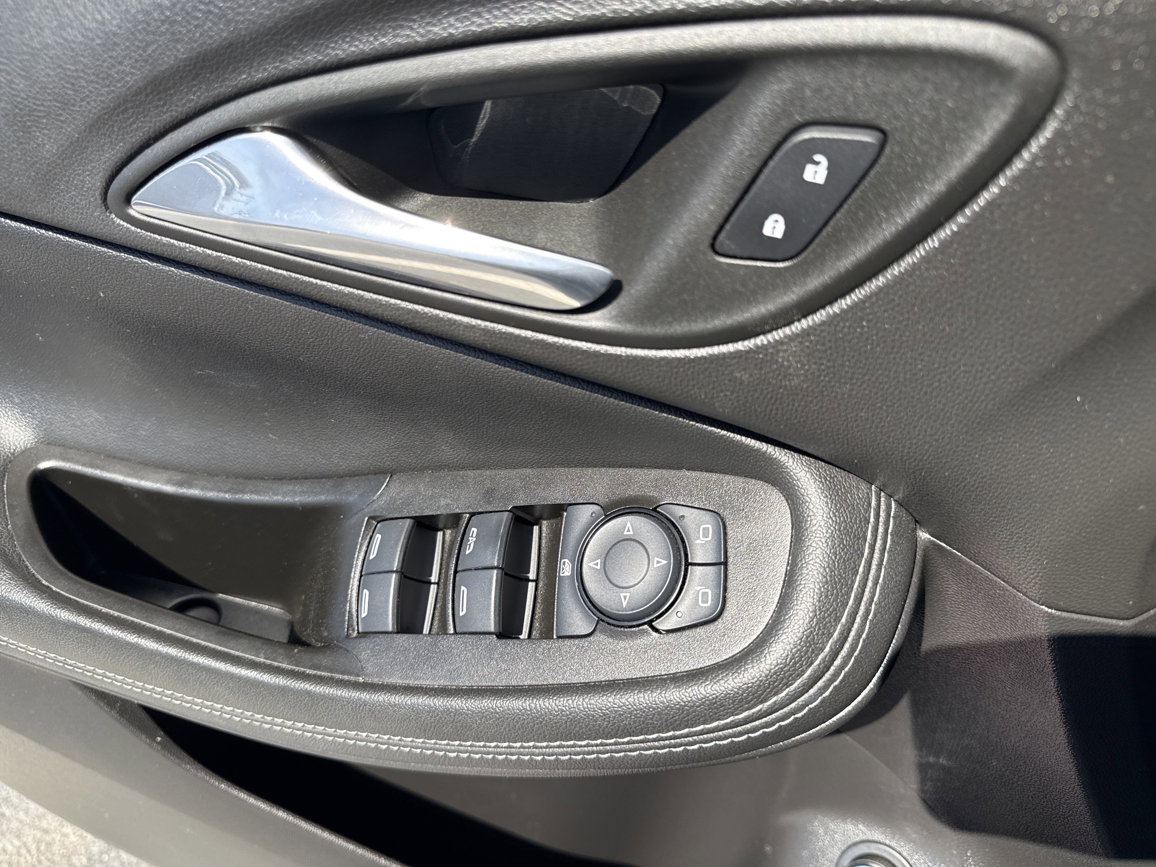 Used 2022 Buick Encore GX Select w/ Sport Touring Package image 25