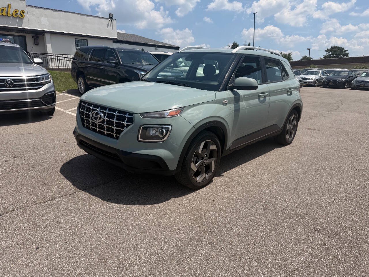 Used 2025 Hyundai Venue SEL FWD image 2