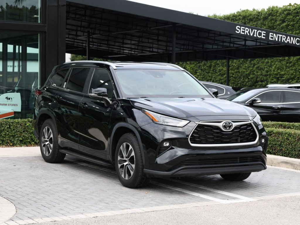 Used 2023 Toyota Highlander XLE image 2