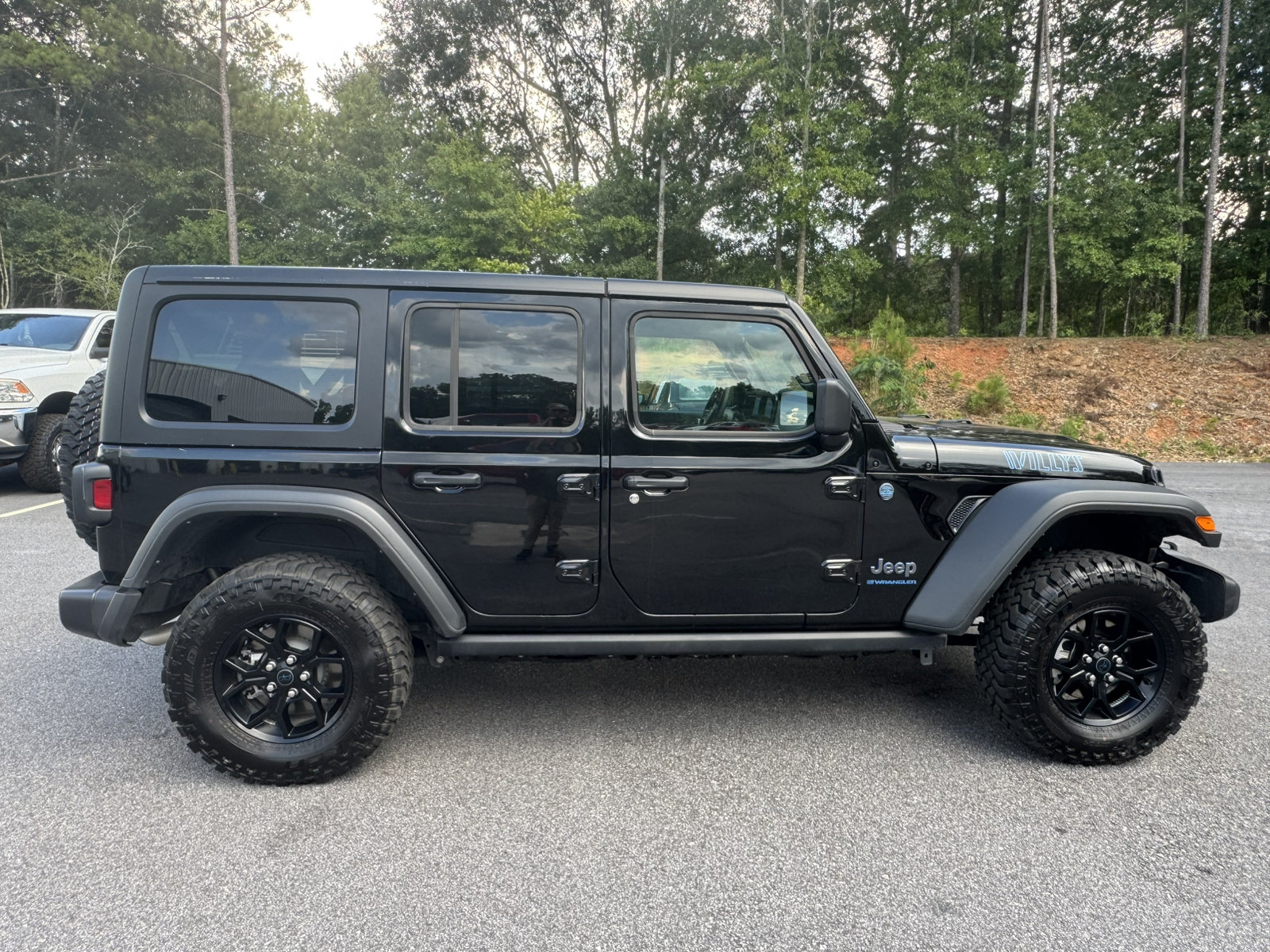 Used 2025 Jeep Wrangler Willys AWD/4WD image 4