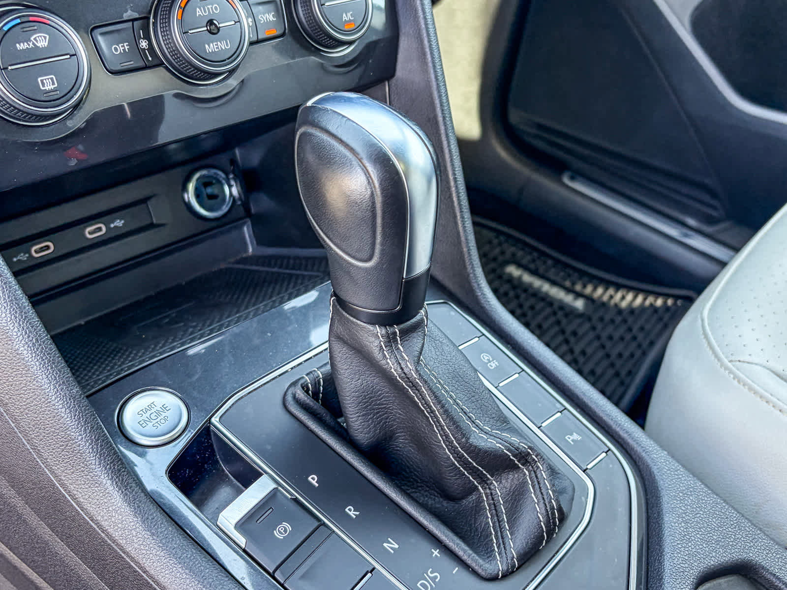 Used 2021 Volkswagen Tiguan SE R-Line image 36