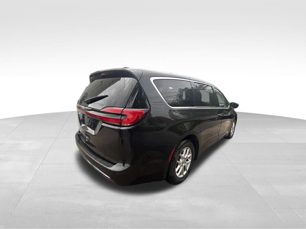 Used 2023 Chrysler Pacifica Touring-L FWD image 7