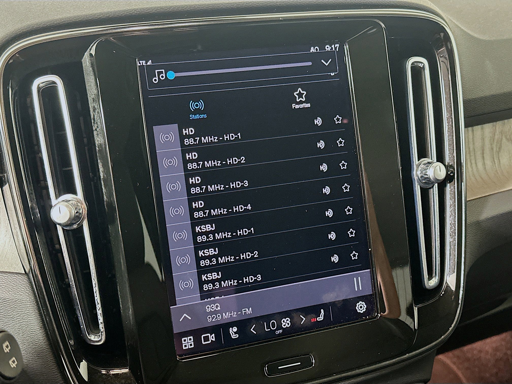 Used 2025 Volvo XC40 B5 Plus image 21