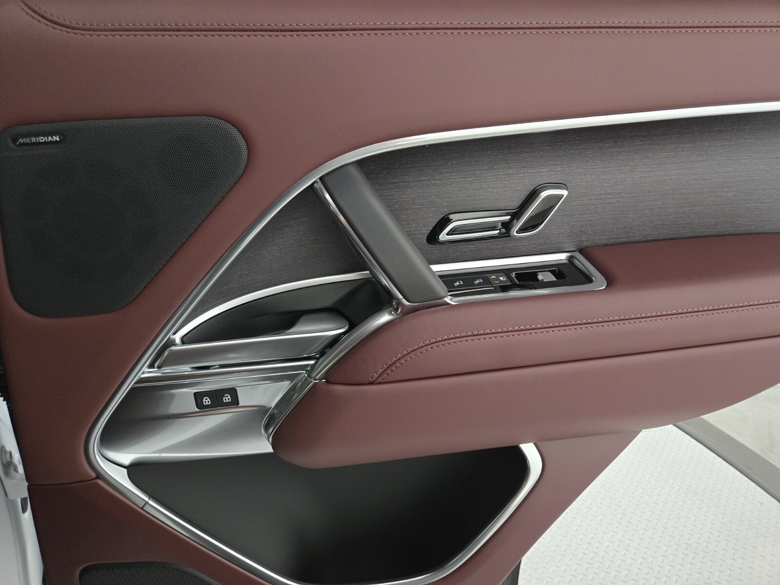 New 2025 Land Rover Range Rover SE image 19