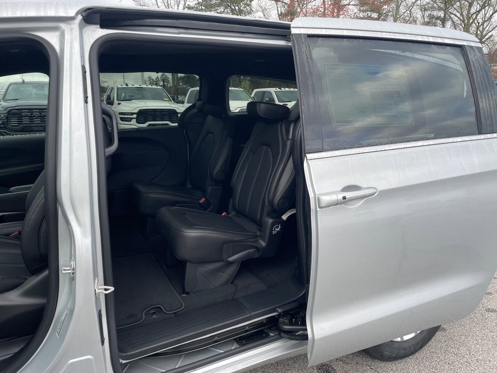 New 2026 Chrysler Pacifica Select image 21