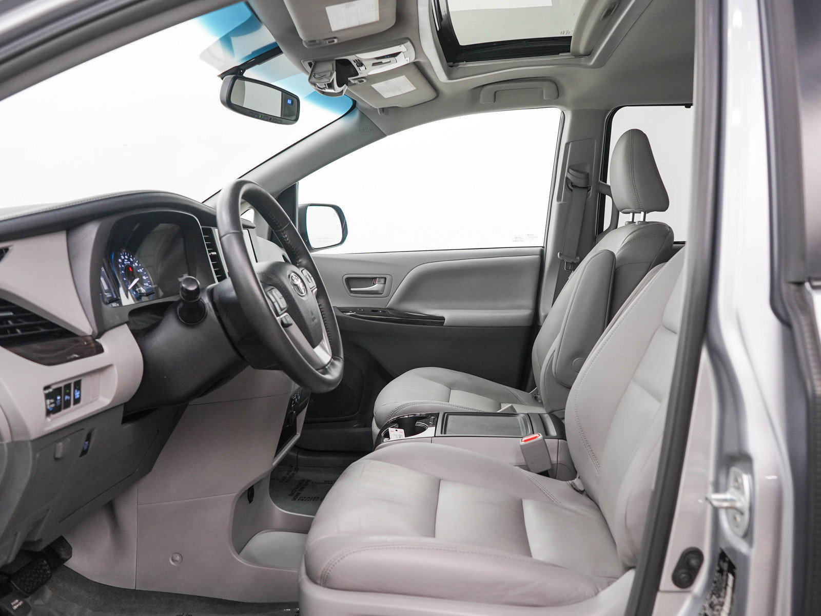 Used 2017 Toyota Sienna XLE w/ XLE Navigation Package AWD/4WD image 23