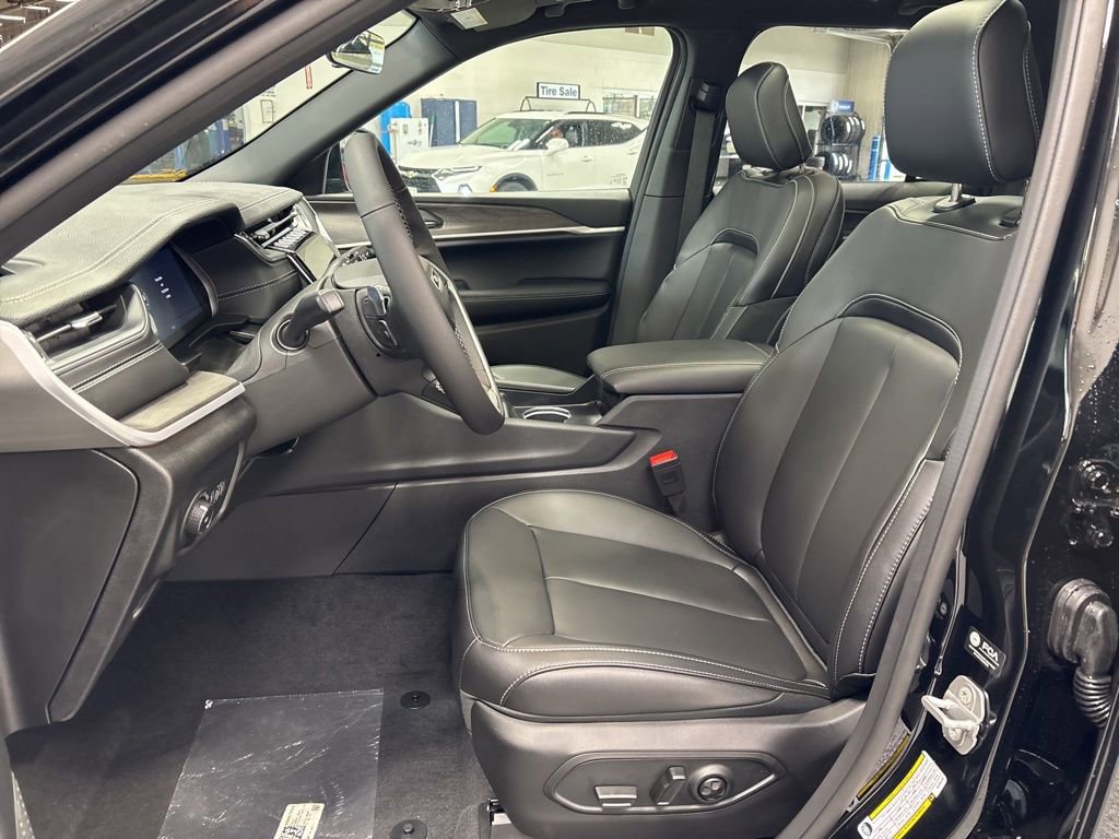 New 2025 Jeep Grand Cherokee Limited w/ Black Appearance Package image 10