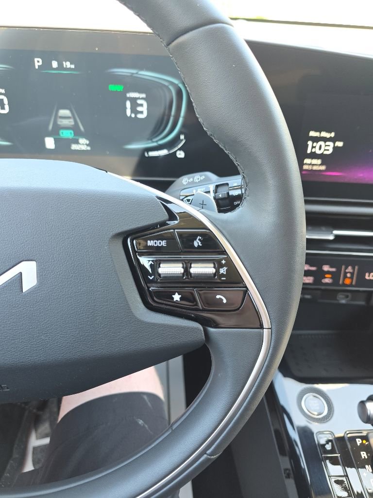 Used 2025 Kia Niro EX FWD image 23