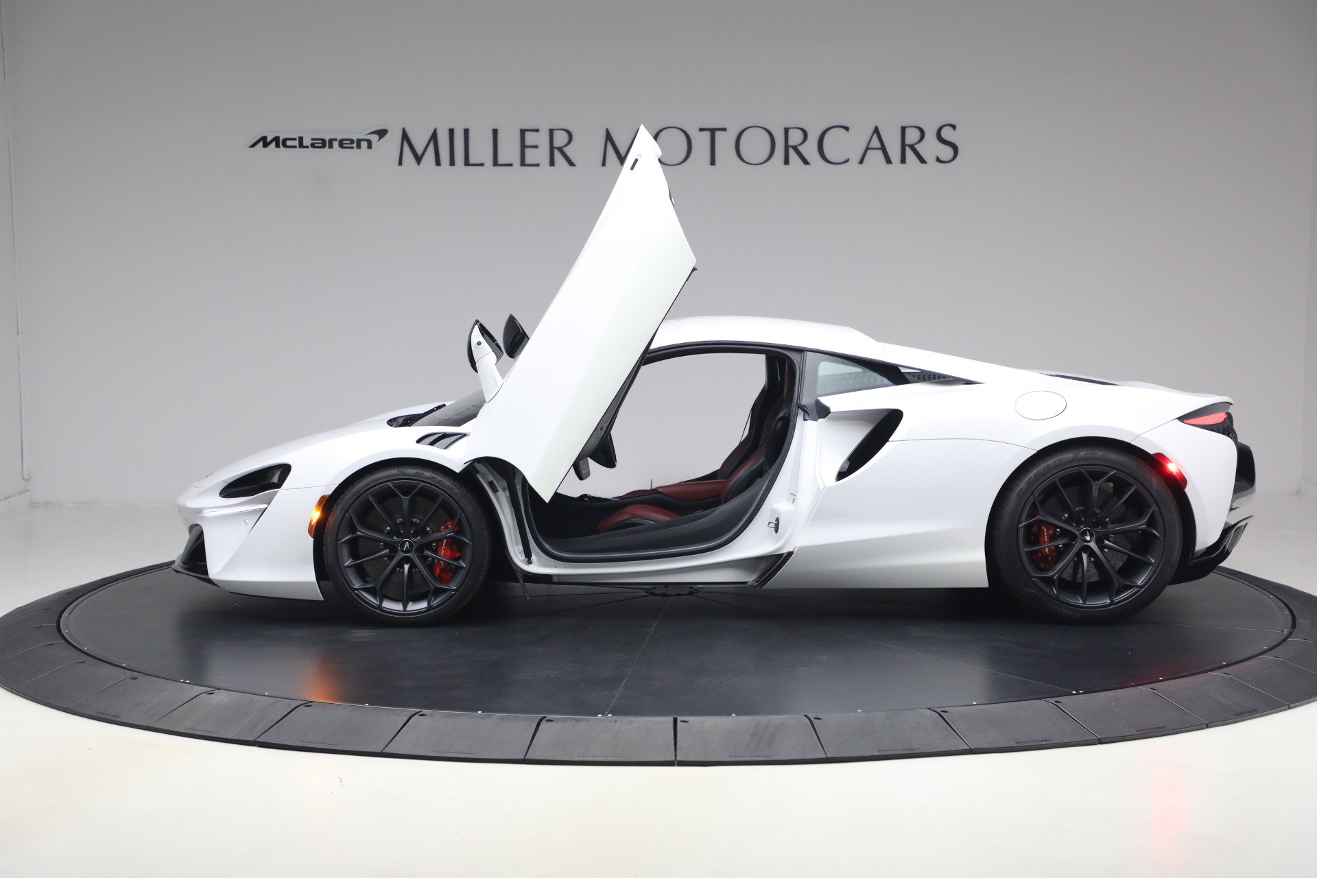 Used 2023 McLaren Artura RWD image 15