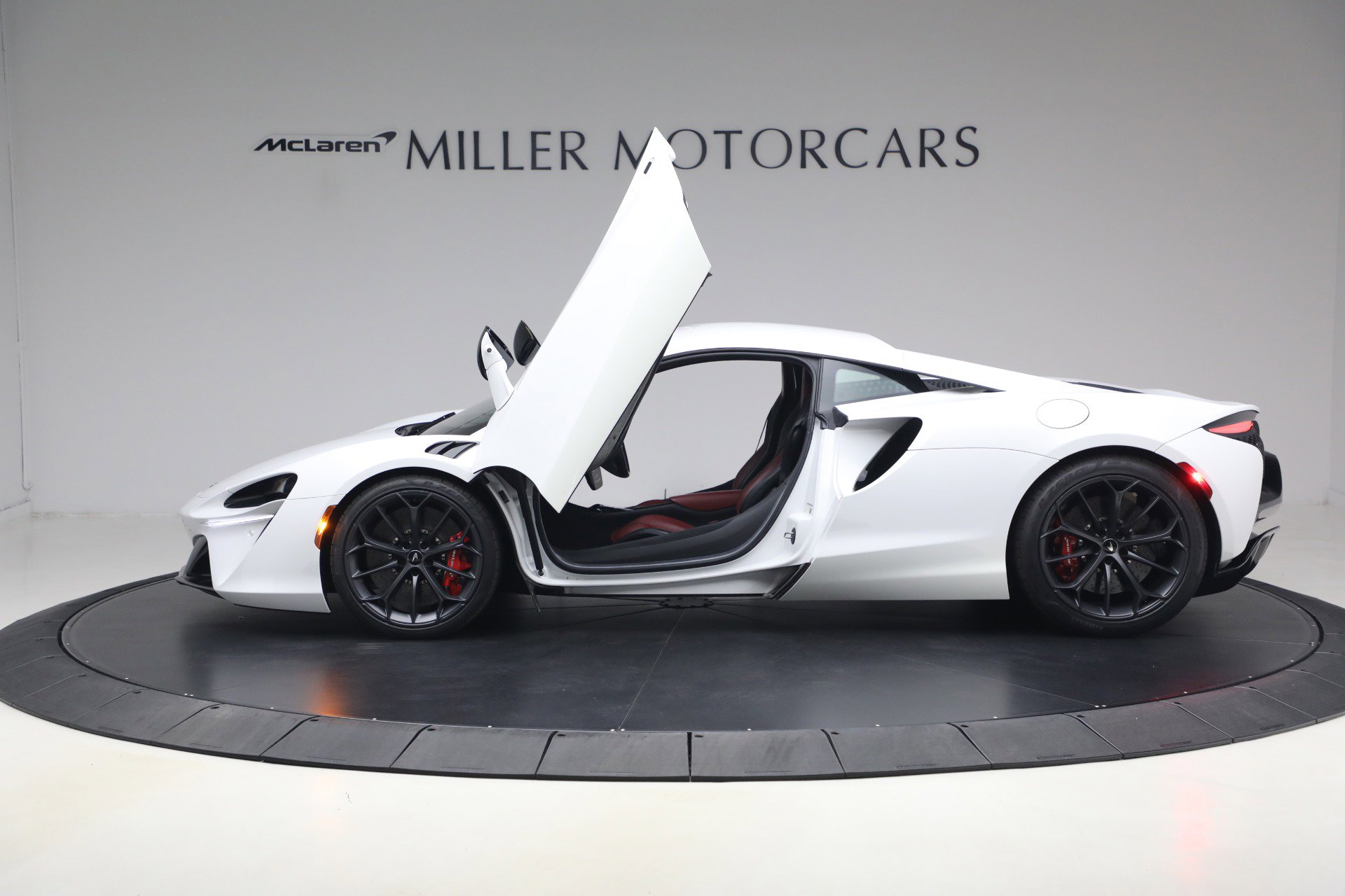 Used 2023 McLaren Artura RWD image 15