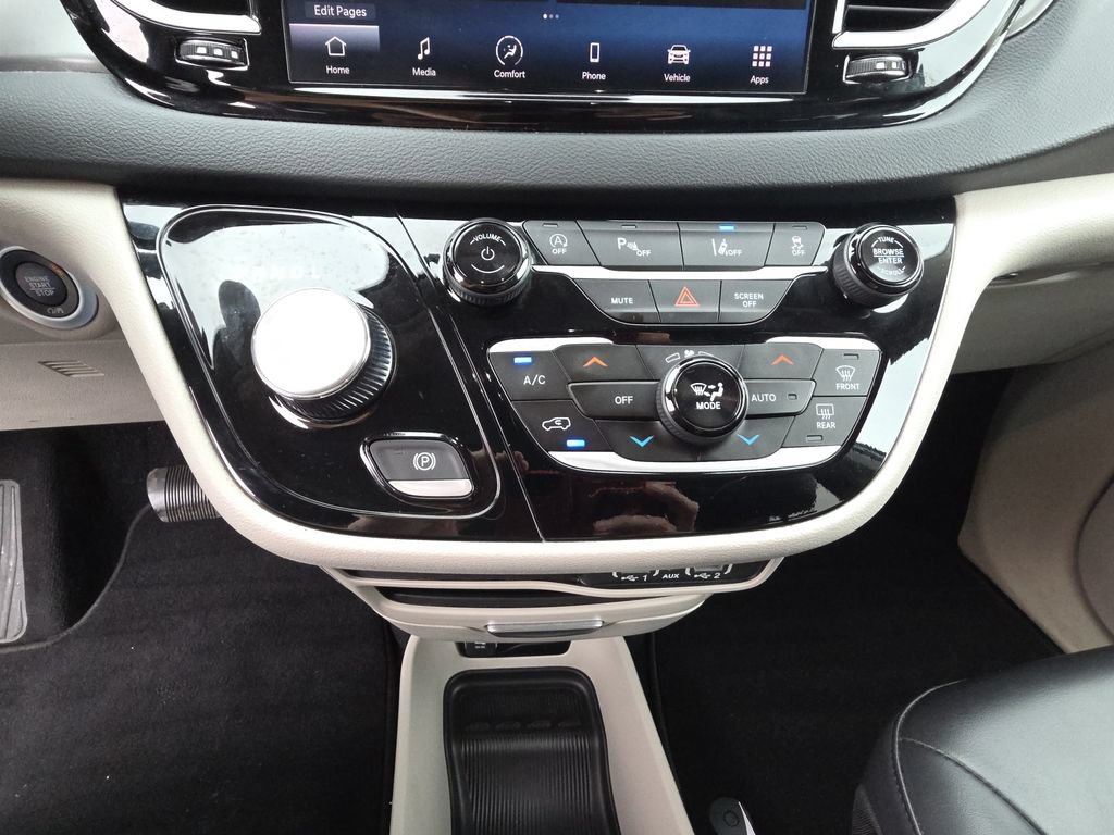 Used 2023 Chrysler Pacifica Touring-L FWD image 23