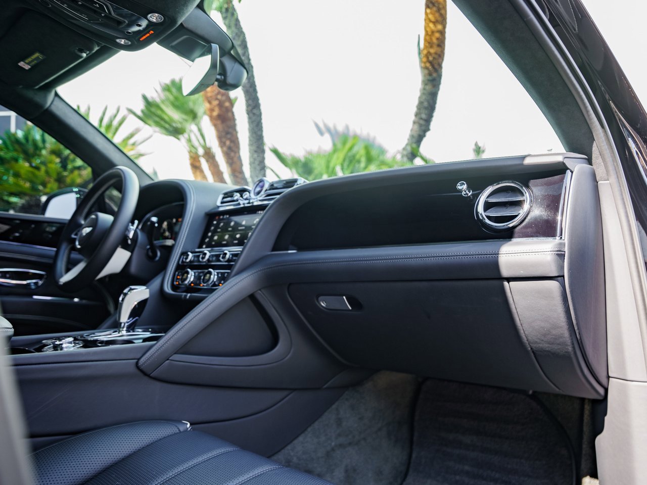 Used 2023 Bentley Bentayga Plug-In Hybrid image 19