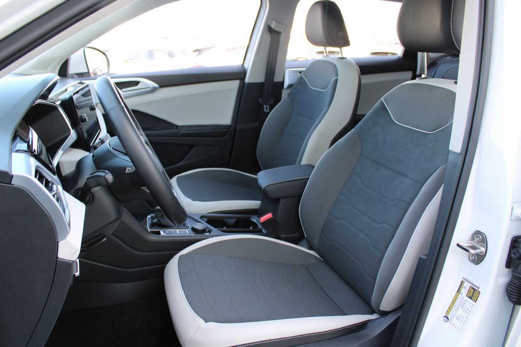 Certified 2025 Volkswagen Taos SE image 7