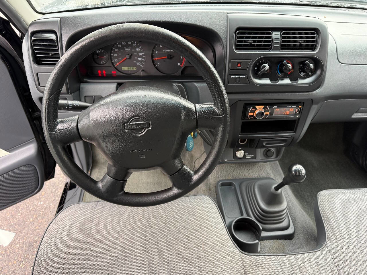 Used 2001 Nissan Frontier XE image 18