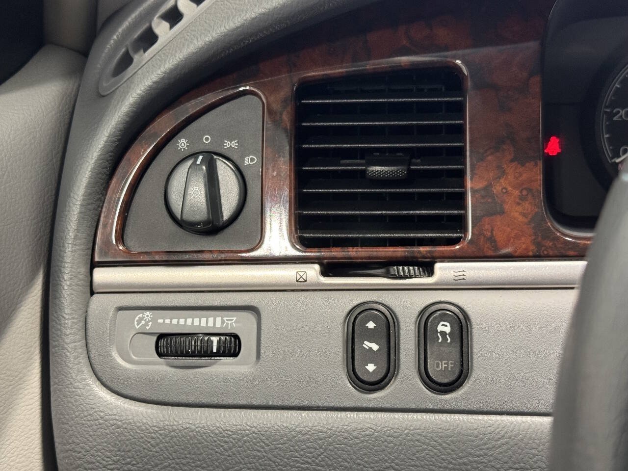 Used 2006 Lincoln Town Car Signature RWD image 32