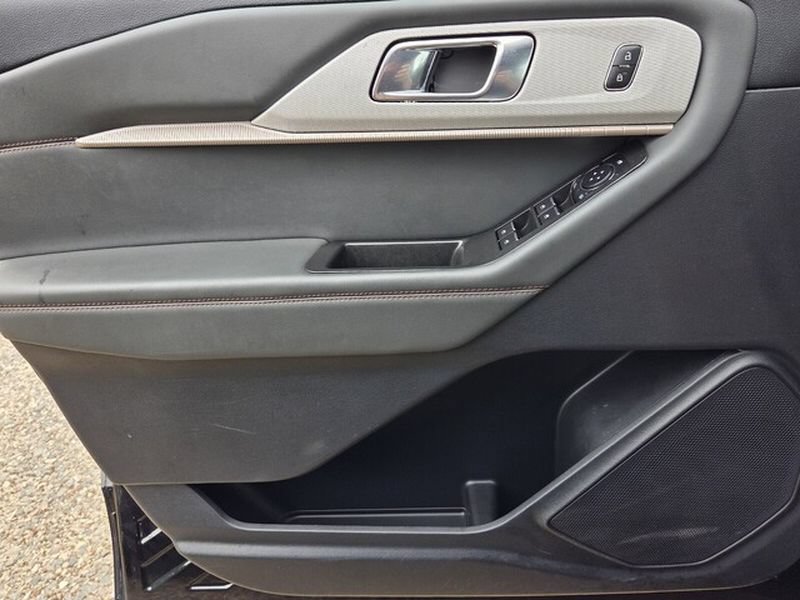 Used 2025 Ford Explorer Active w/ Active Comfort Package RWD image 30