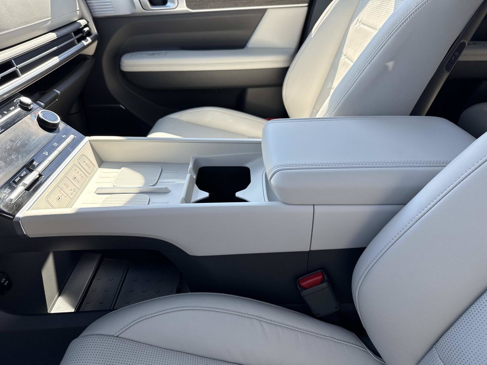 Certified 2025 Hyundai Santa Fe Limited AWD/4WD image 16