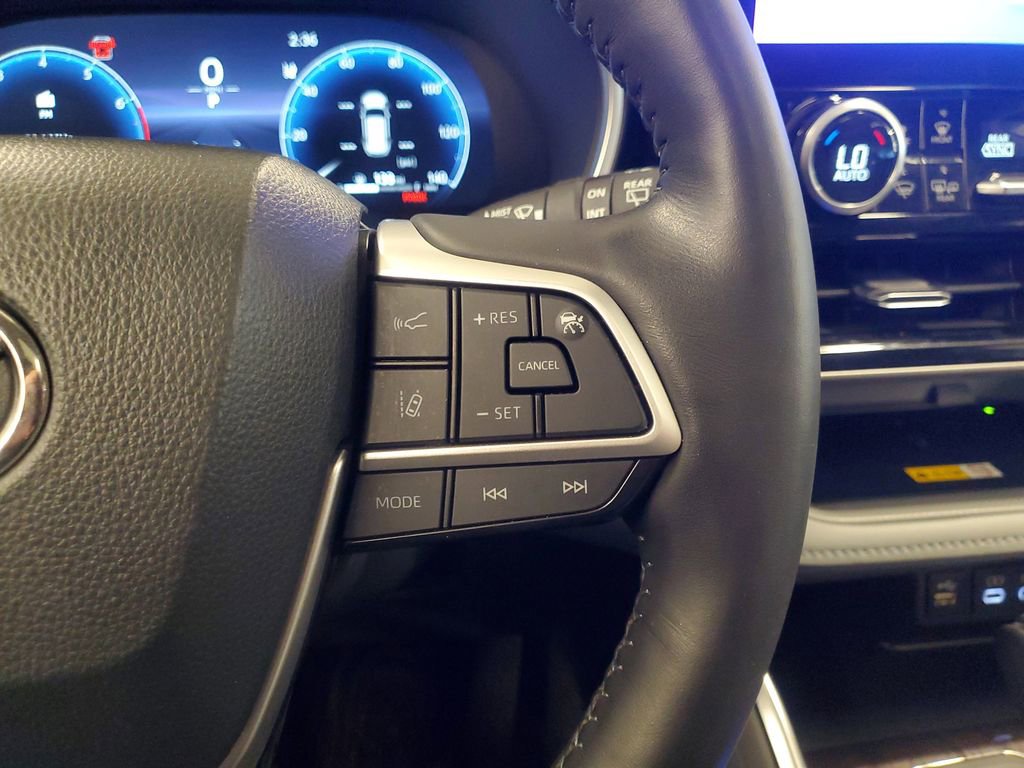 Used 2024 Toyota Highlander Limited image 24