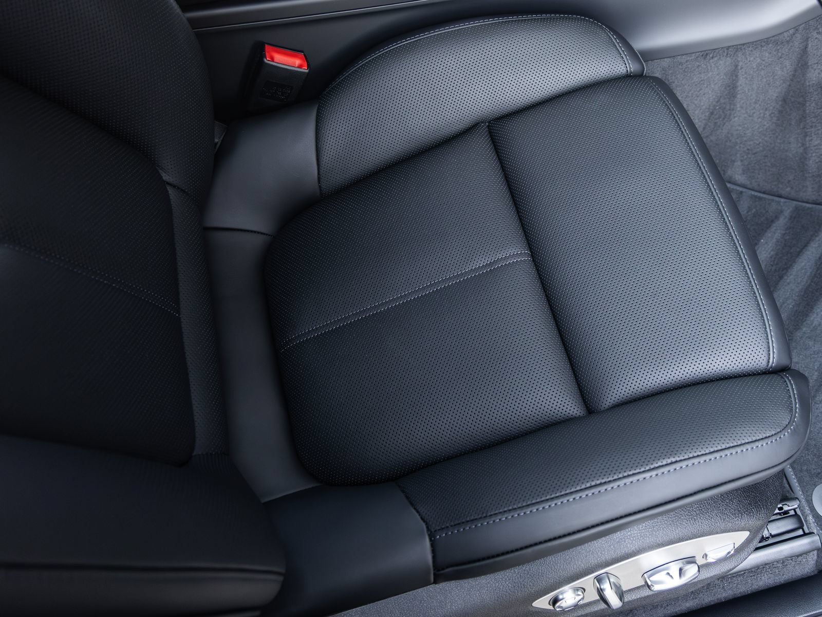Certified 2026 Porsche Macan AWD/4WD image 43