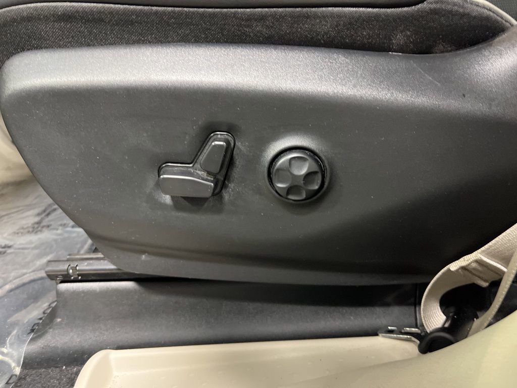 Used 2024 Chrysler Pacifica Limited image 20