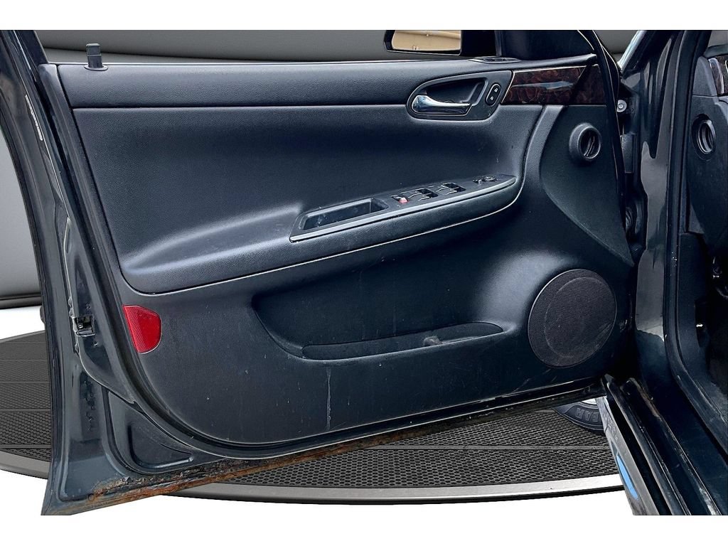 Used 2013 Chevrolet Impala LTZ FWD image 22