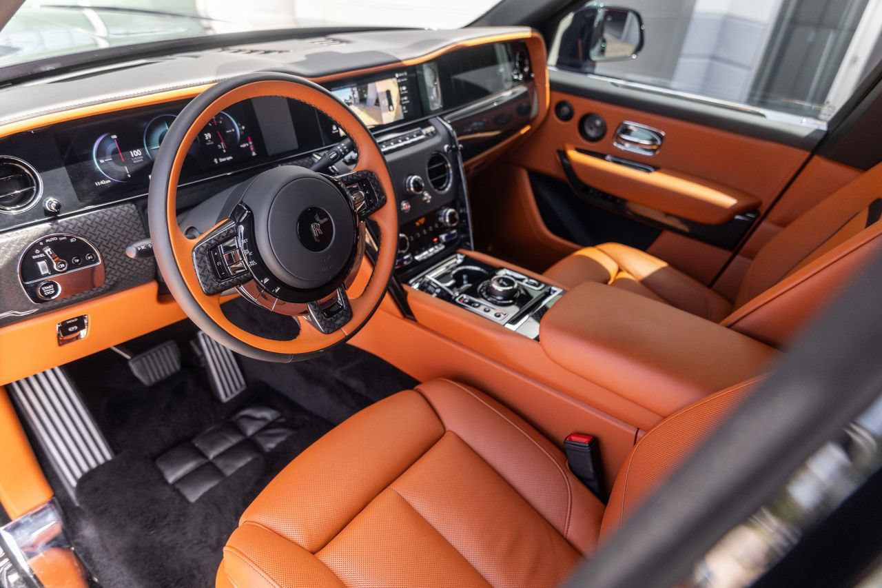 Certified 2025 Rolls-Royce Cullinan Black Badge w/ Leather Finishing Pack AWD/4WD image 2