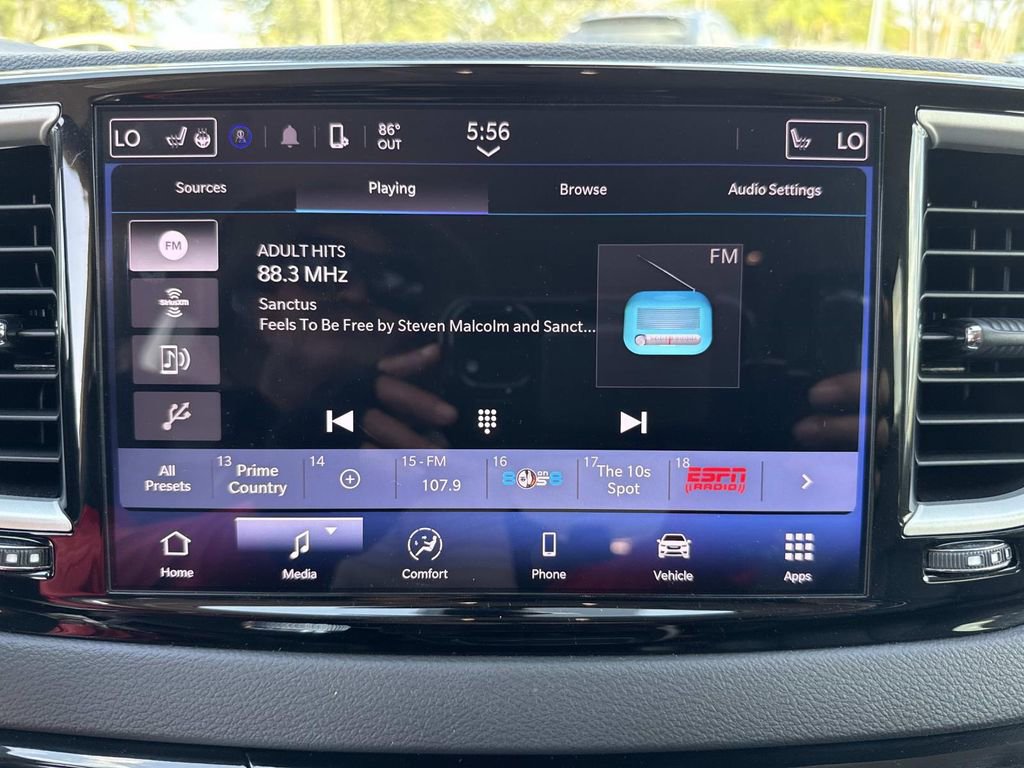 Used 2024 Chrysler Pacifica Touring-L image 29