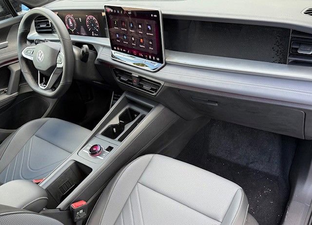 New 2025 Volkswagen Tiguan SE image 16