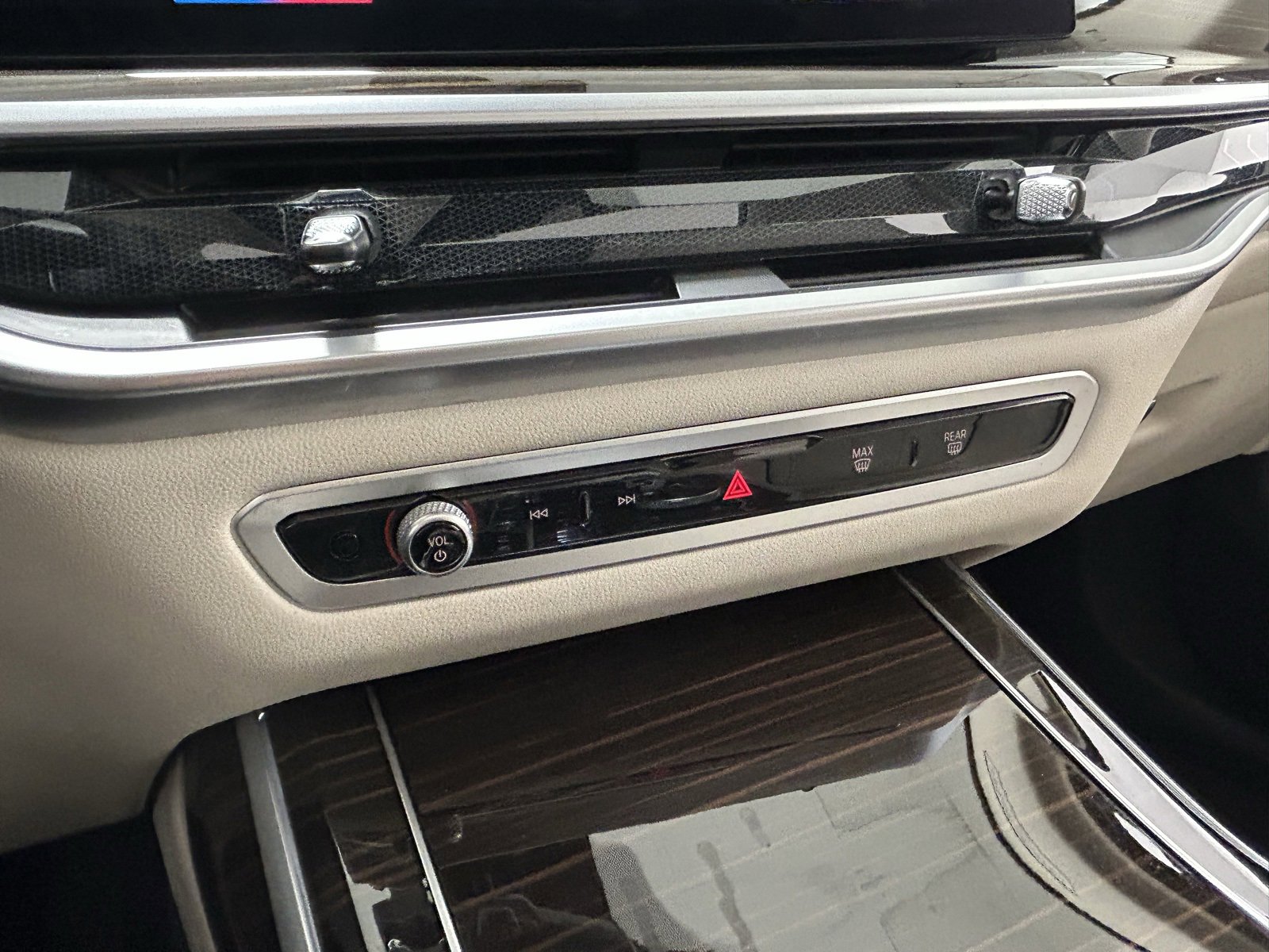 Used 2023 BMW X7 xDrive40i w/ Executive Package image 19