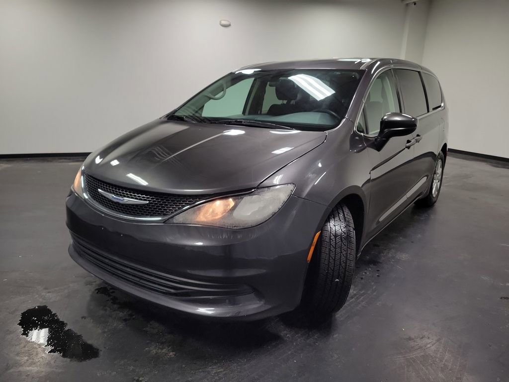 Used 2020 Chrysler Voyager L image 5