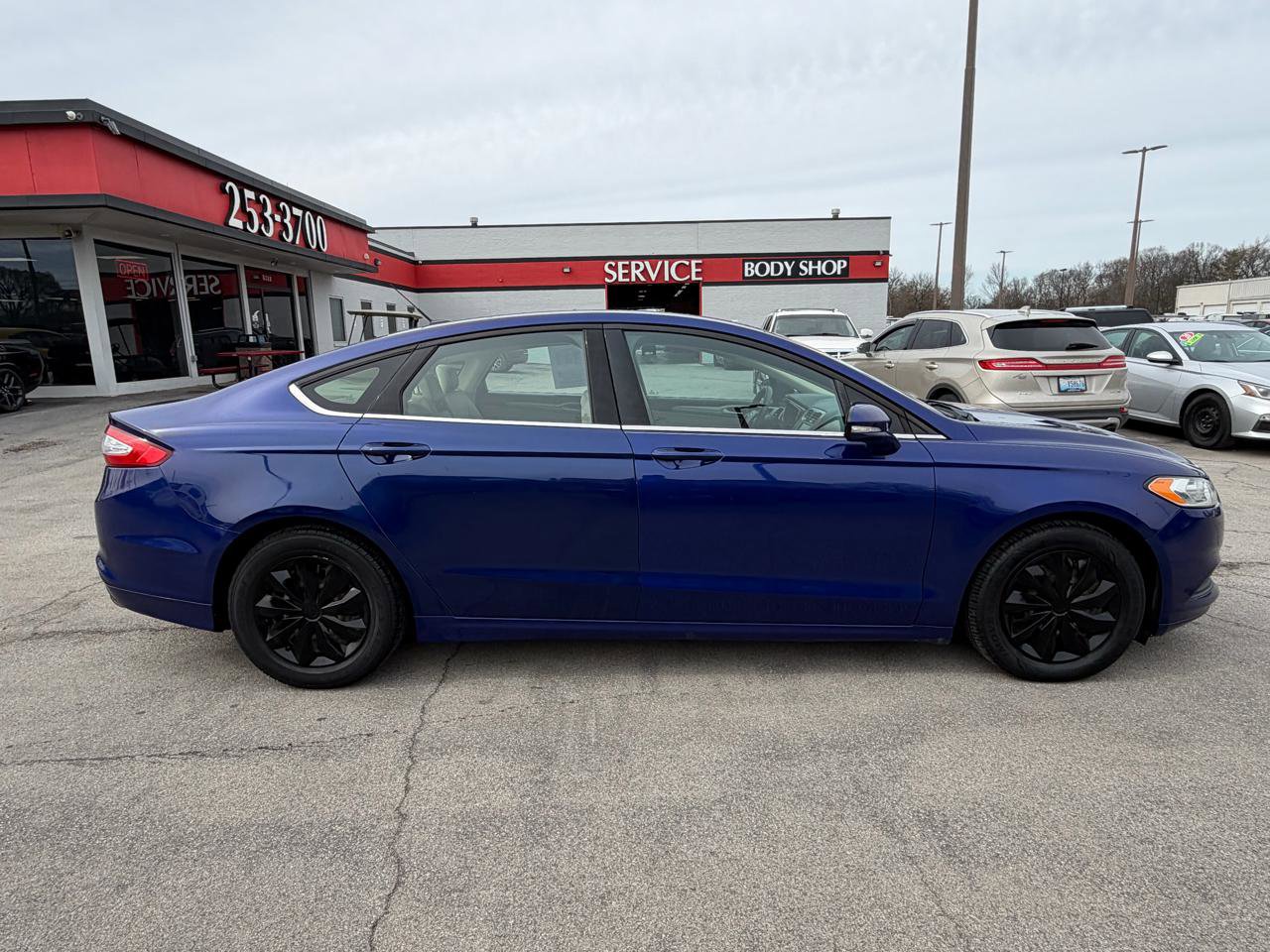 Used 2016 Ford Fusion SE image 2