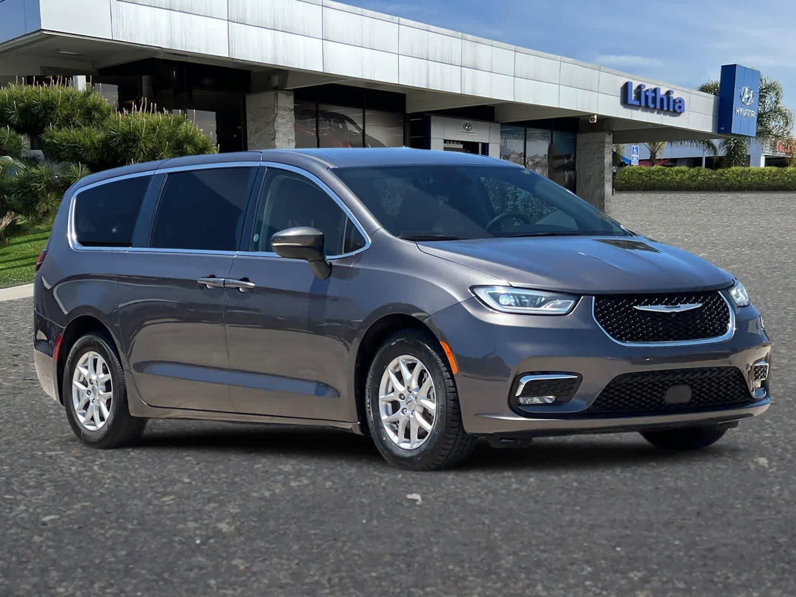 Used 2023 Chrysler Pacifica Touring-L FWD image 10
