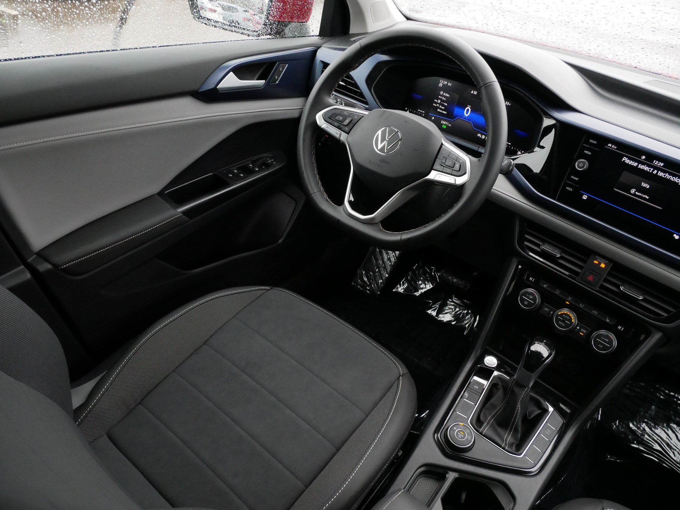 Used 2024 Volkswagen Taos SE w/ Panoramic Sunroof Package AWD/4WD image 9