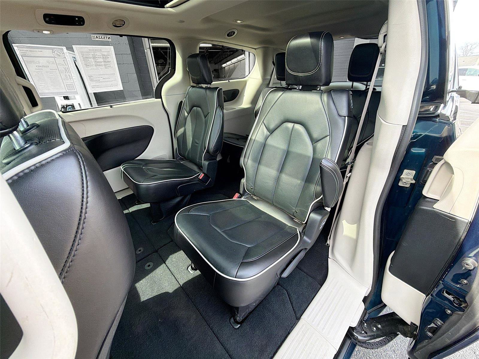 Used 2023 Chrysler Pacifica Limited image 23