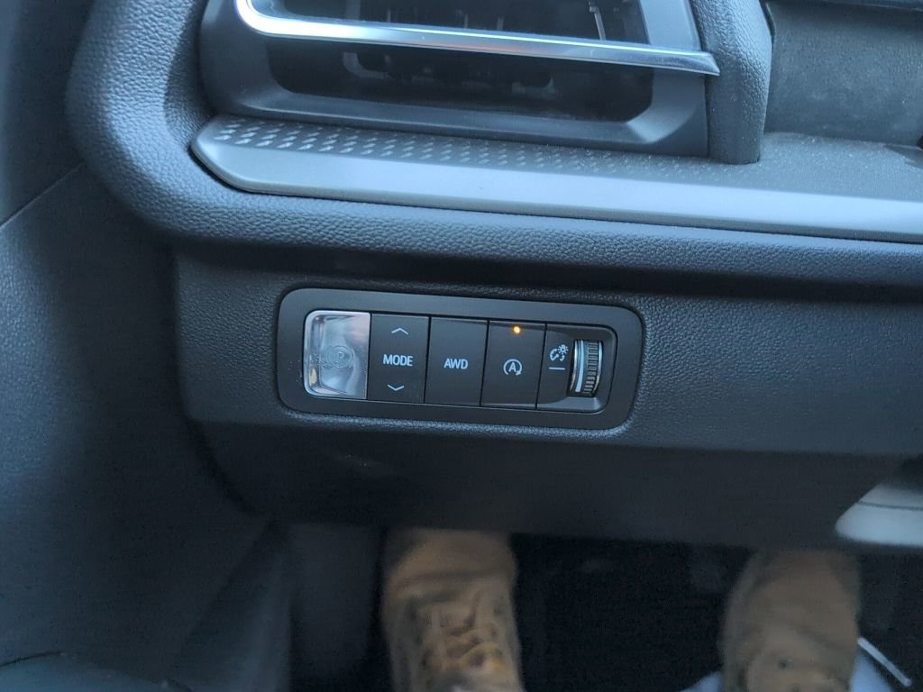 Used 2026 Chevrolet Traverse LT image 14