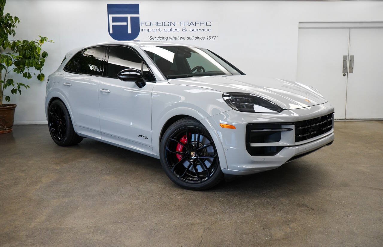 Used 2025 Porsche Cayenne GTS AWD/4WD image 3
