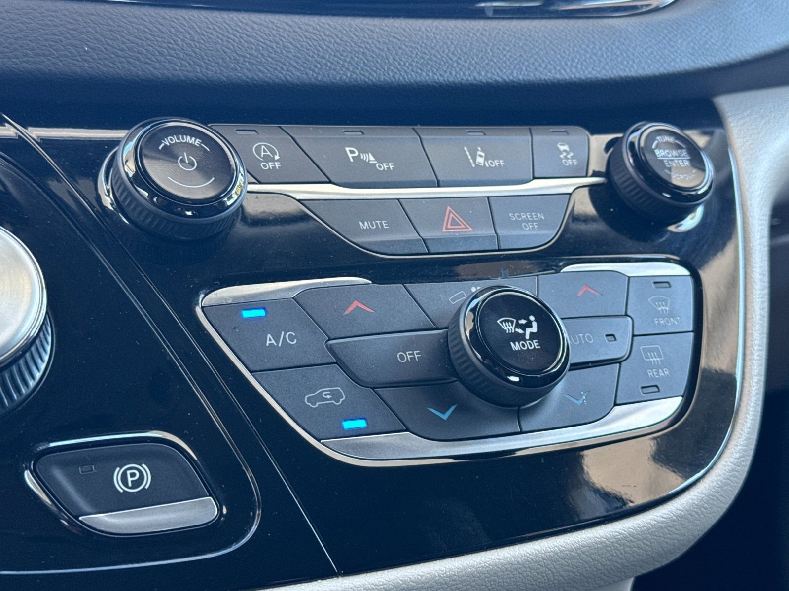 Used 2022 Chrysler Pacifica Touring-L image 21