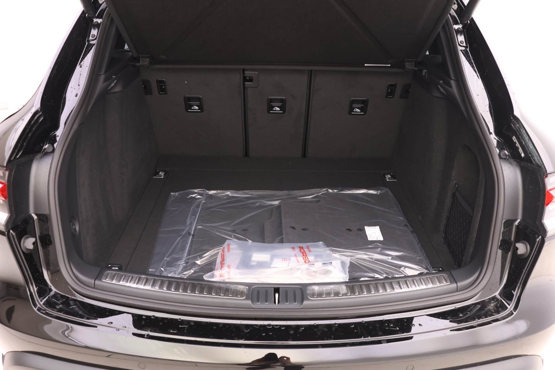 Used 2025 Porsche Macan image 19