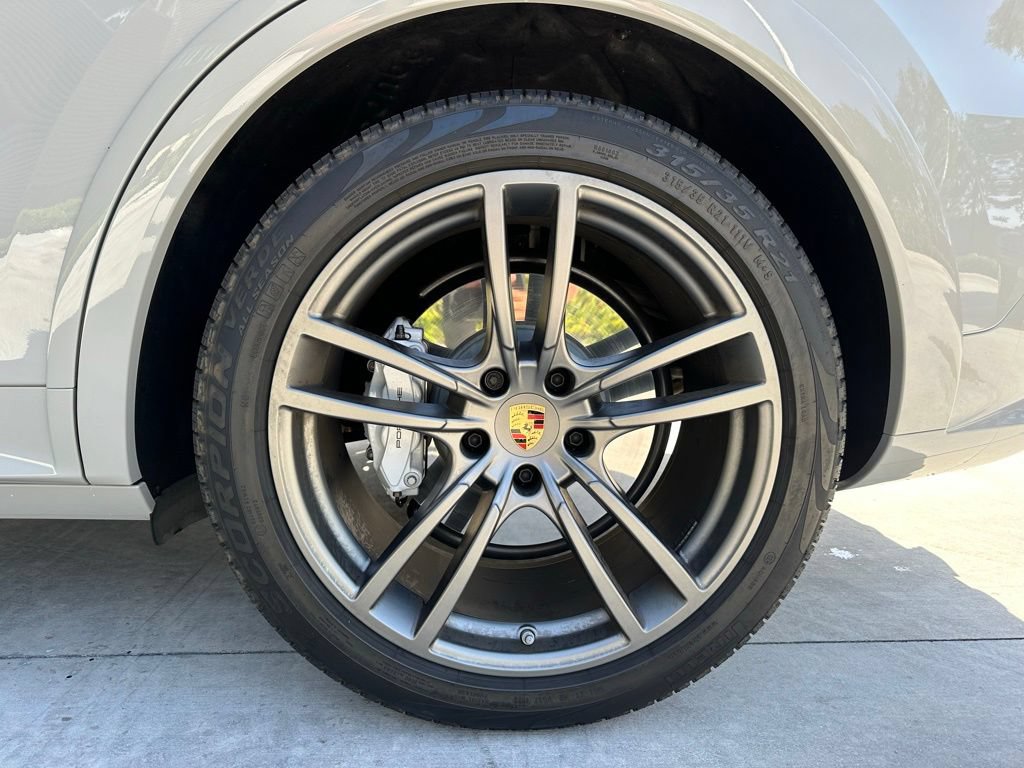 Certified 2023 Porsche Cayenne Turbo AWD/4WD image 40