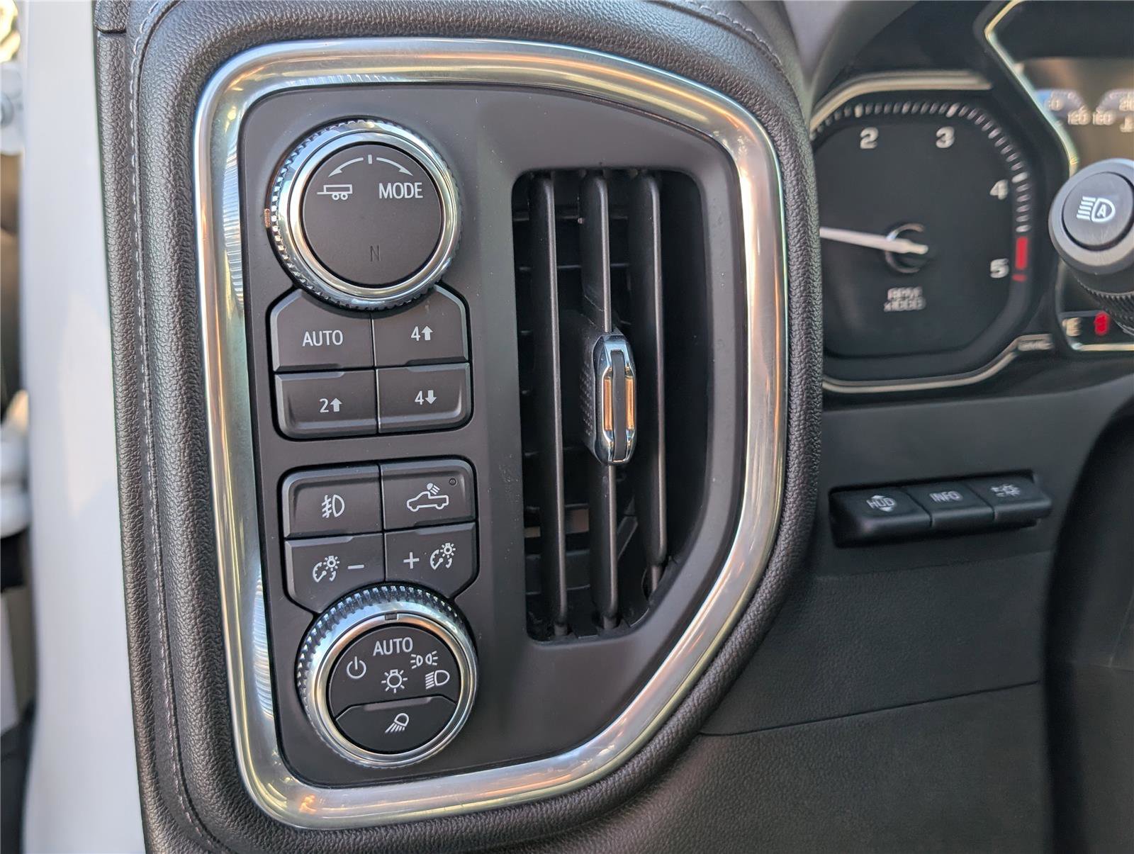 Used 2023 GMC Sierra 3500 Denali w/ Denali Ultimate Package image 24