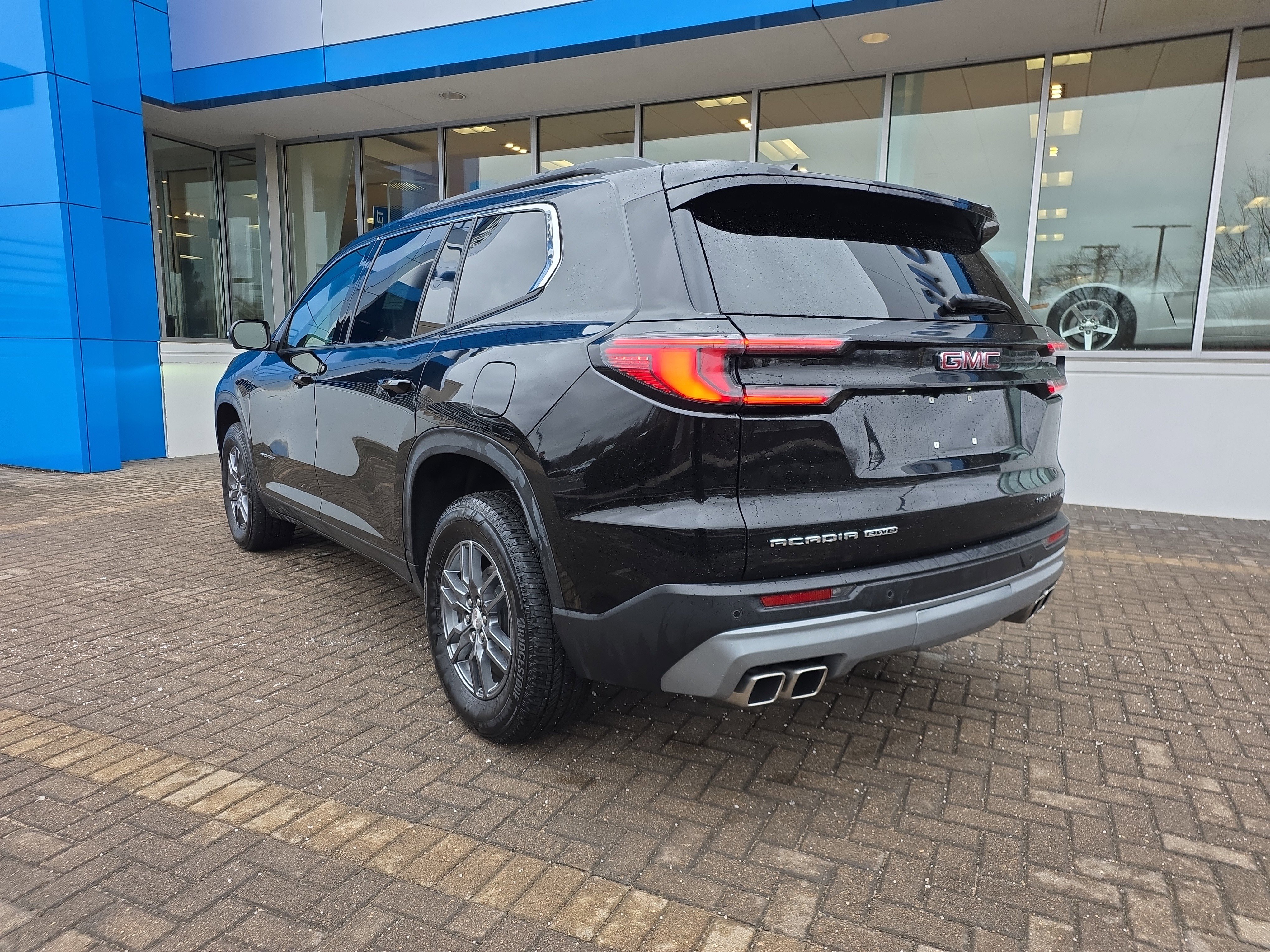 Used 2025 GMC Acadia Elevation image 3