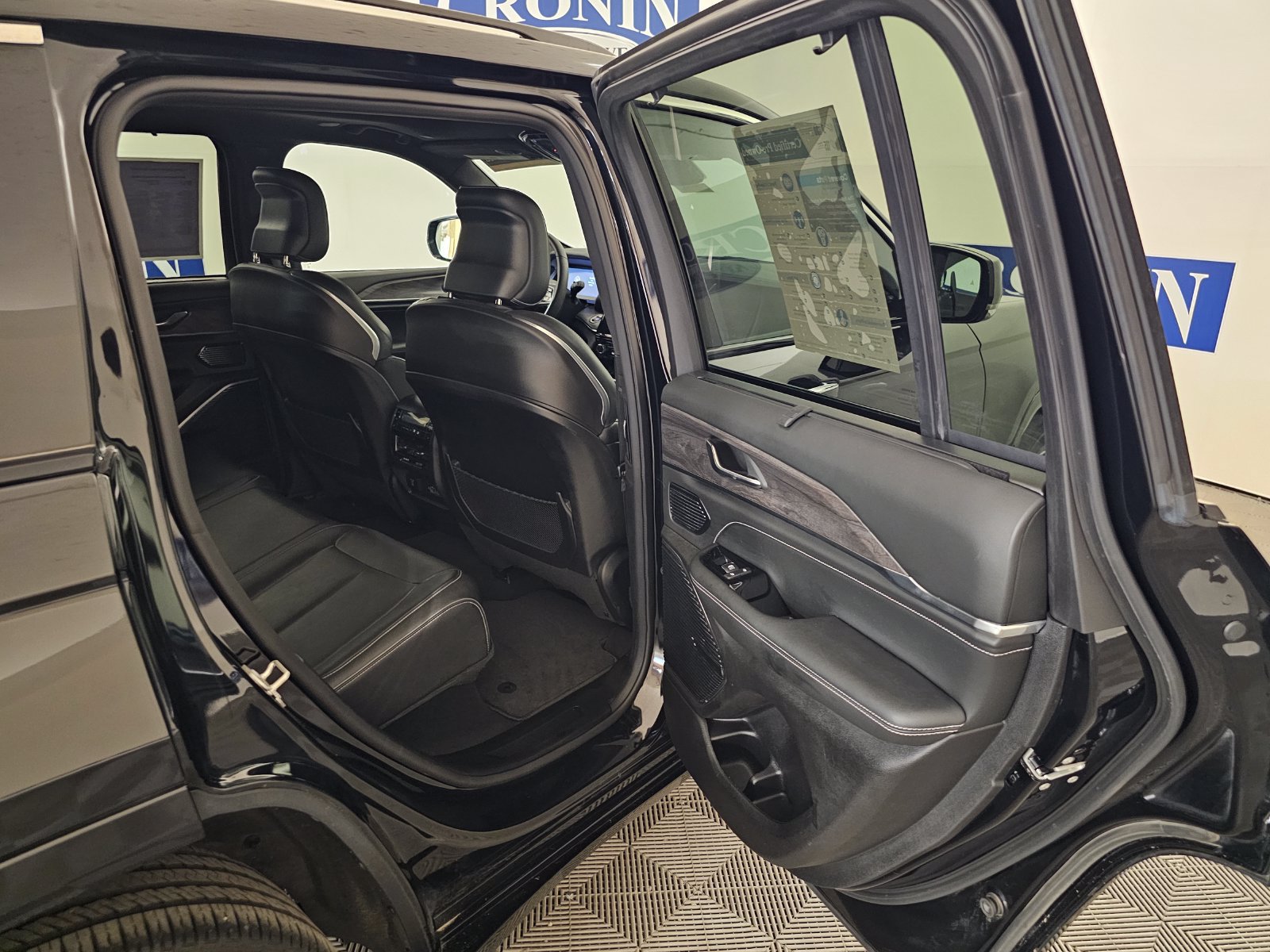 Used 2023 Jeep Grand Cherokee Overland w/ Luxury Tech Group IV AWD/4WD image 32
