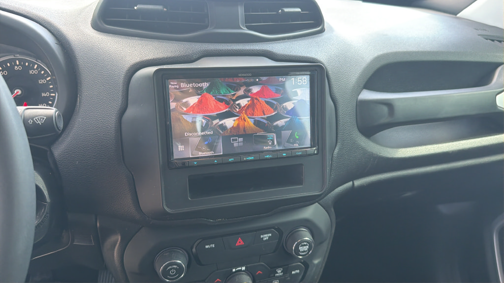 Used 2018 Jeep Renegade Latitude w/ UConnect 8.4 Nav Group FWD image 16