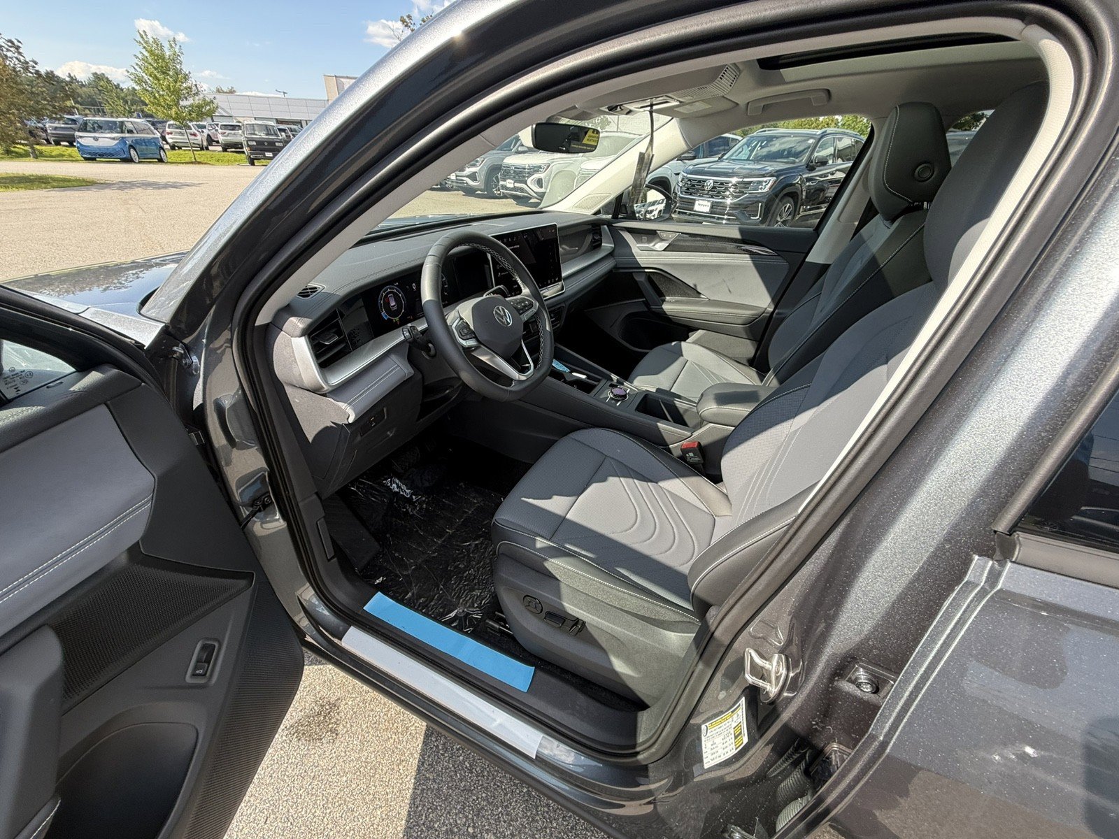 Used 2025 Volkswagen Tiguan SE AWD/4WD image 10