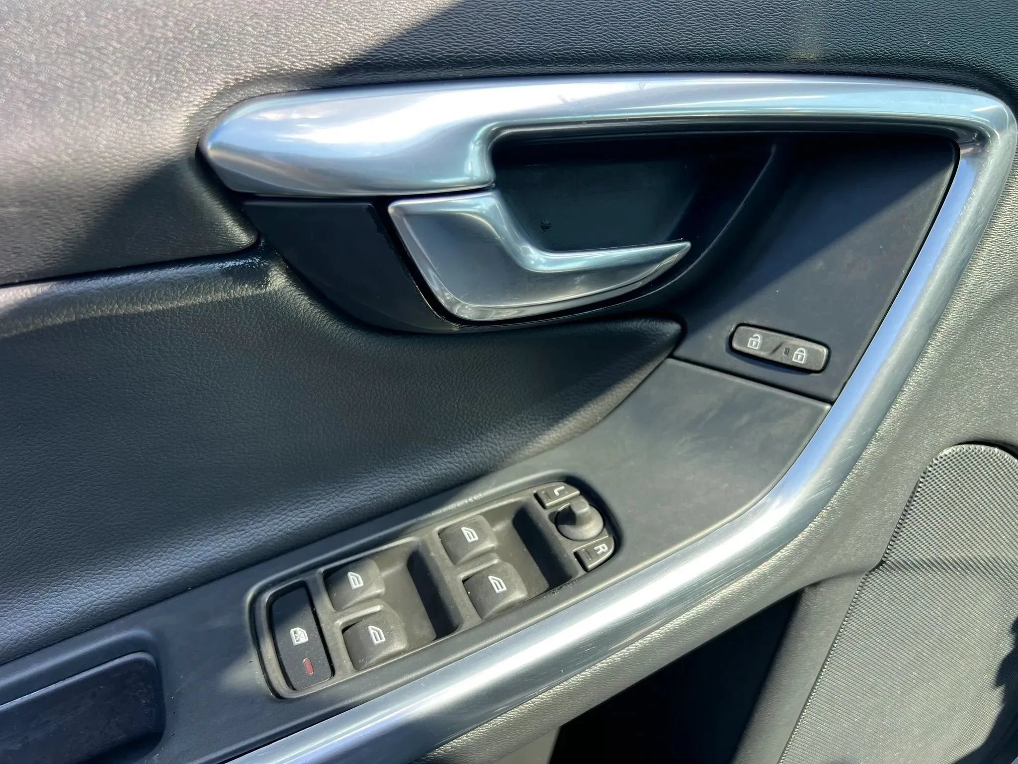 Used 2016 Volvo V60 T5 Premier w/ Convenience Package FWD image 28